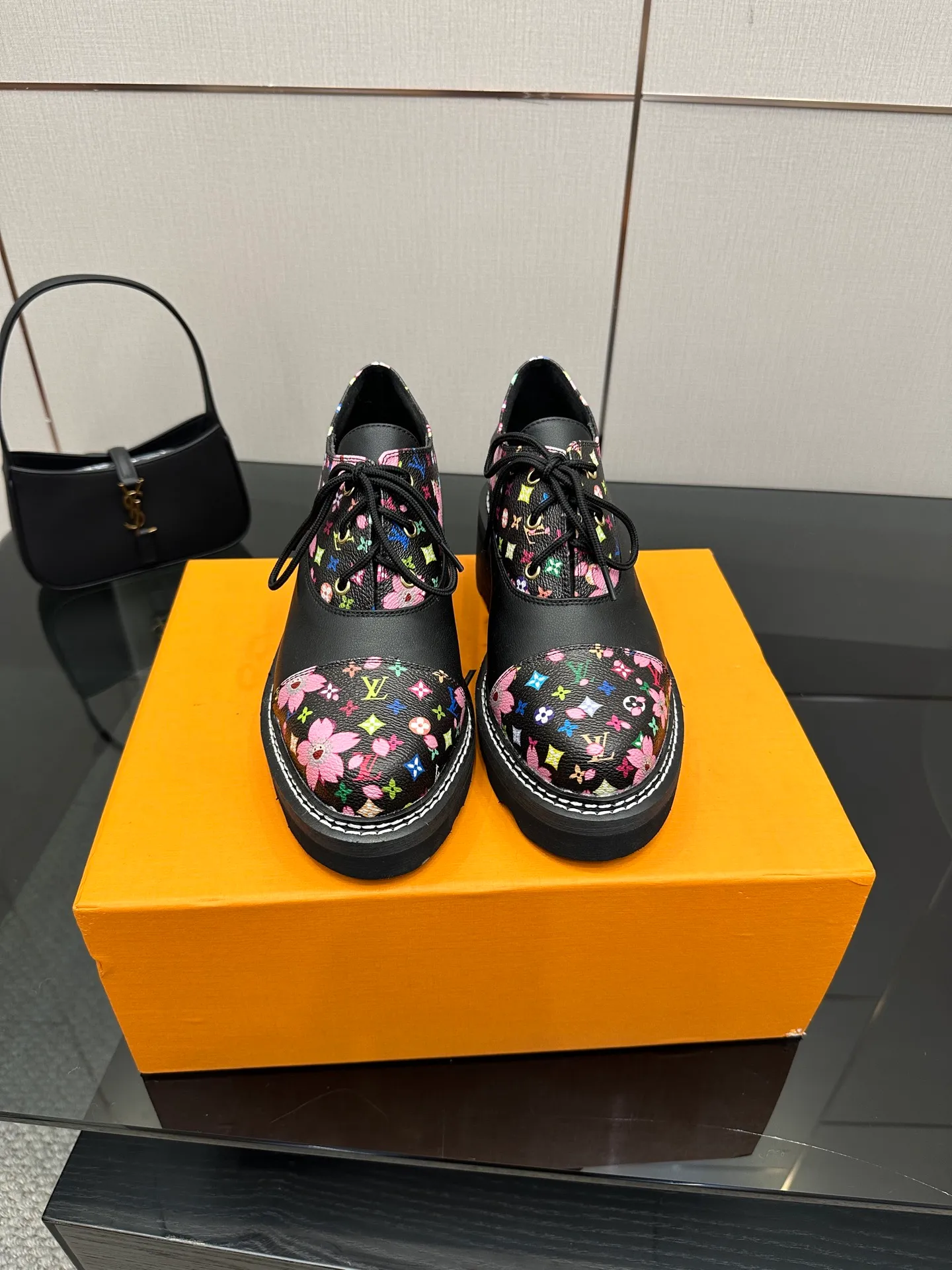 👟👟Ex-factory price 720👟👟 LOUIS VUITTON Louis Vuitton counter latest model top version LV inner cowhide material is real! Original 1:1 material reproduction! Modern and casual in one! Release a strong aura like a queen 🔥Capture everyone's attention instantly💃 Inner/foot pads: imported cowhide Fabric: cowhide Outsole: full genuine leather Code number: 35-41 (40, 41, 42 customizations are not returnable)